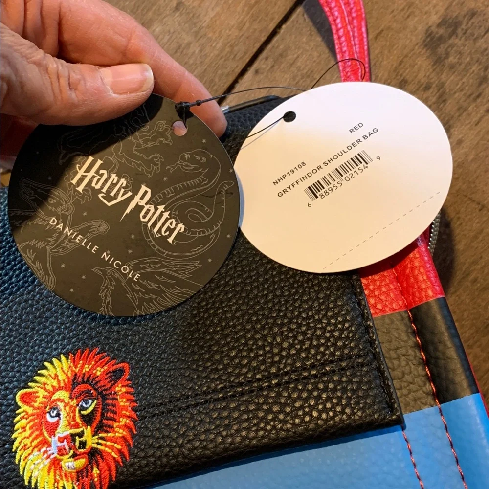 NWT Danielle Nicole Black and Red Lion Crossbody Bag - Gryffindor Shoulder Bag - Picture 2 of 13